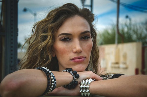 Le pouvoir des accessoires dans un look vintage